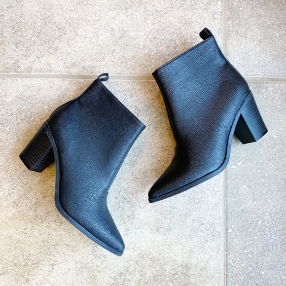 Old Navy Shoes - Old Navy Black Jack Pointed Toe Ankle Boots